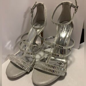 🔥SALE🔥Gianni Bini Silver Heels Size 9 Platinum Collection Dressy Prom wedding